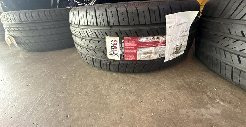 Atlas P225/35R19